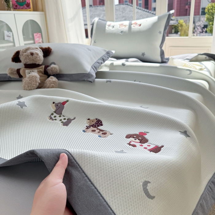 91家纺网 家纺一手货源 找家纺 凯罗 2026凯罗新款卡通印加绣花小红书爆款凉豆豆绣花床席可水洗床席款 淘气腊肠犬