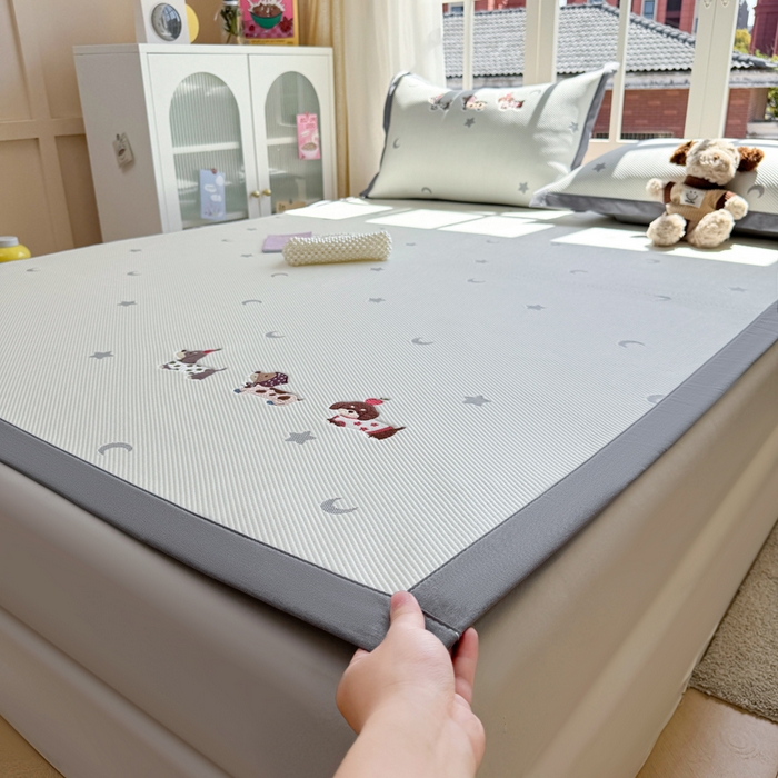 91家纺网 家纺一手货源 找家纺 凯罗 2026凯罗新款卡通印加绣花小红书爆款凉豆豆绣花床席可水洗床席款 淘气腊肠犬