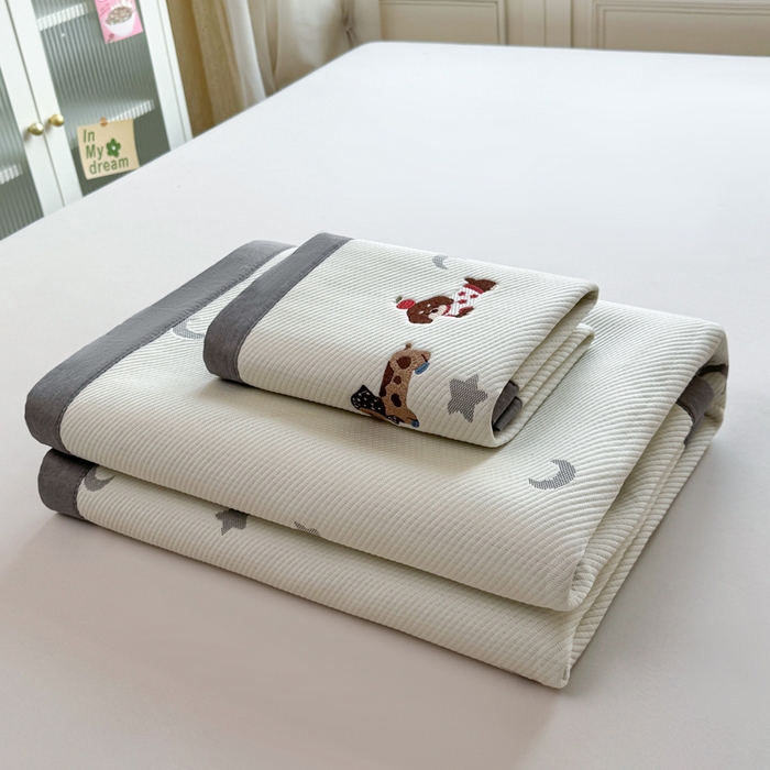 91家纺网 家纺一手货源 找家纺 凯罗 2026凯罗新款卡通印加绣花小红书爆款凉豆豆绣花床席可水洗床席款 淘气腊肠犬