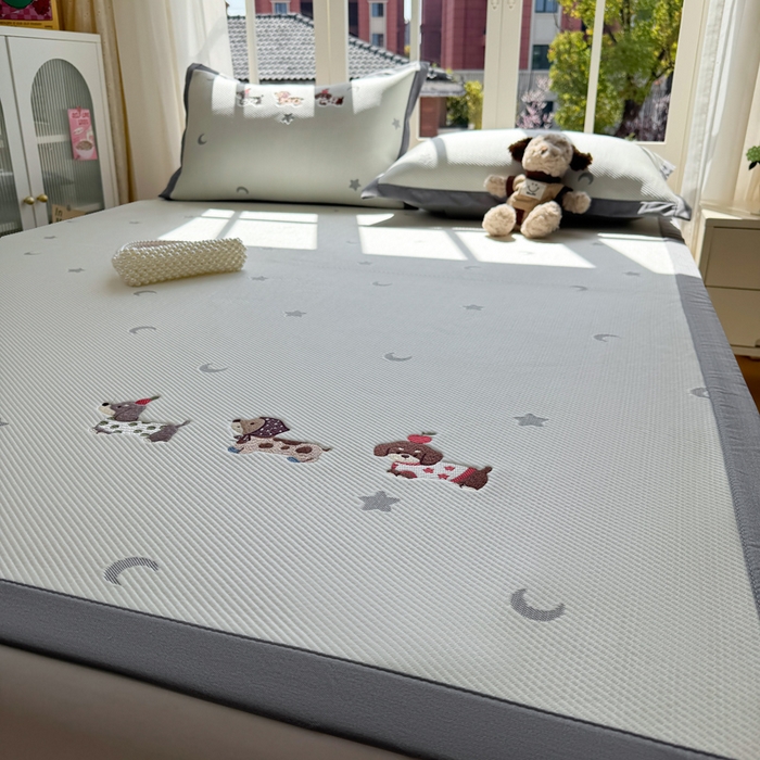 91家纺网 家纺一手货源 找家纺 凯罗 2026凯罗新款卡通印加绣花小红书爆款凉豆豆绣花床席可水洗床席款 淘气腊肠犬