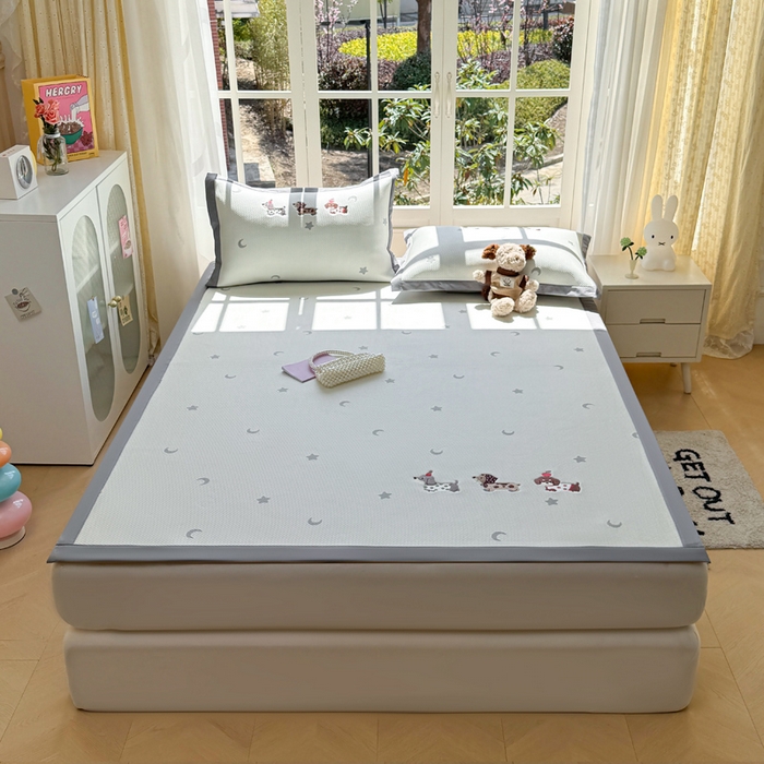 91家纺网 家纺一手货源 找家纺 凯罗 2026凯罗新款卡通印加绣花小红书爆款凉豆豆绣花床席可水洗床席款 淘气腊肠犬