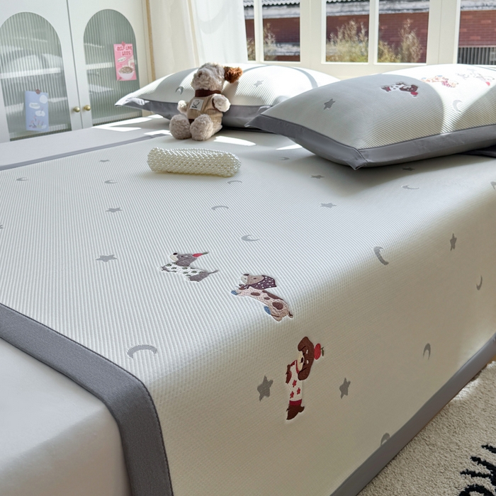 91家纺网 家纺一手货源 找家纺 凯罗 2026凯罗新款卡通印加绣花小红书爆款凉豆豆绣花床席可水洗床席款 淘气腊肠犬