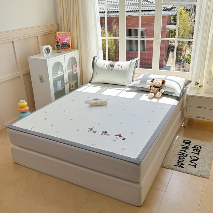 91家纺网 家纺一手货源 找家纺 凯罗 2026凯罗新款卡通印加绣花小红书爆款凉豆豆绣花床席可水洗床席款 淘气腊肠犬