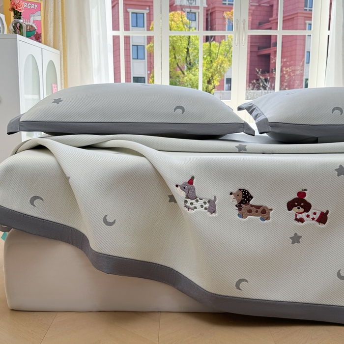 91家纺网 家纺一手货源 找家纺 凯罗 2026凯罗新款卡通印加绣花小红书爆款凉豆豆绣花床席可水洗床席款 淘气腊肠犬