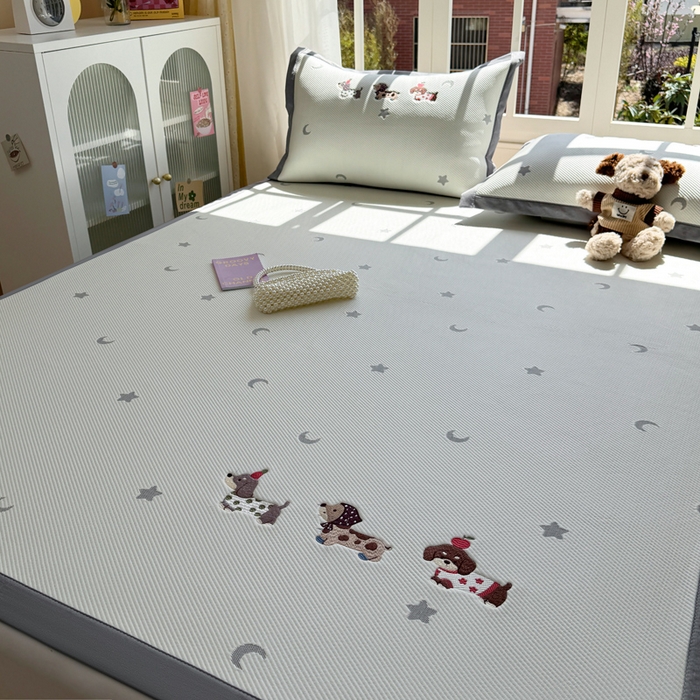 91家纺网 家纺一手货源 找家纺 凯罗 2026凯罗新款卡通印加绣花小红书爆款凉豆豆绣花床席可水洗床席款 淘气腊肠犬