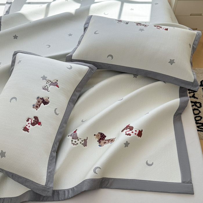 91家纺网 家纺一手货源 找家纺 凯罗 2026凯罗新款卡通印加绣花小红书爆款凉豆豆绣花床席可水洗床席款 淘气腊肠犬