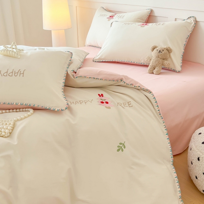 91家纺网 家纺一手货源 找家纺 蜜柚 2026新款全棉贝壳边小清新刺绣花四件套 幸福树-粉