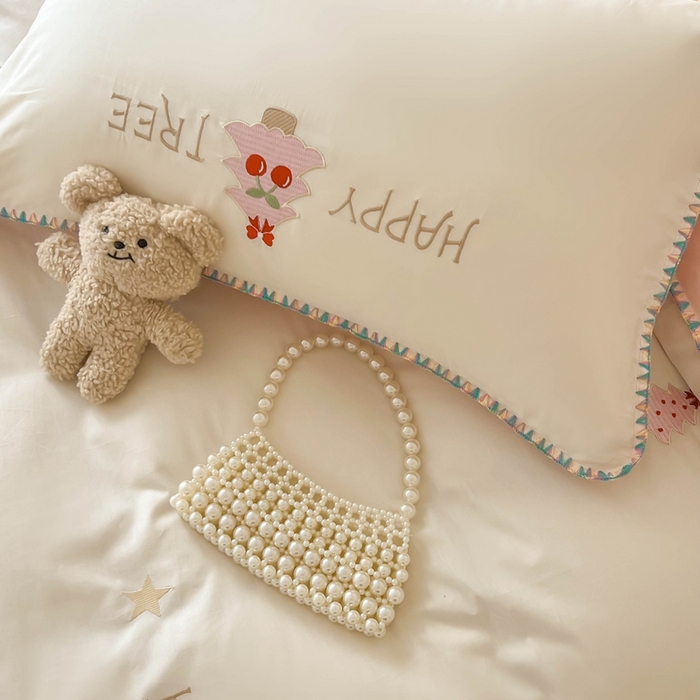 91家纺网 家纺一手货源 找家纺 蜜柚 2026新款全棉贝壳边小清新刺绣花四件套 幸福树-粉