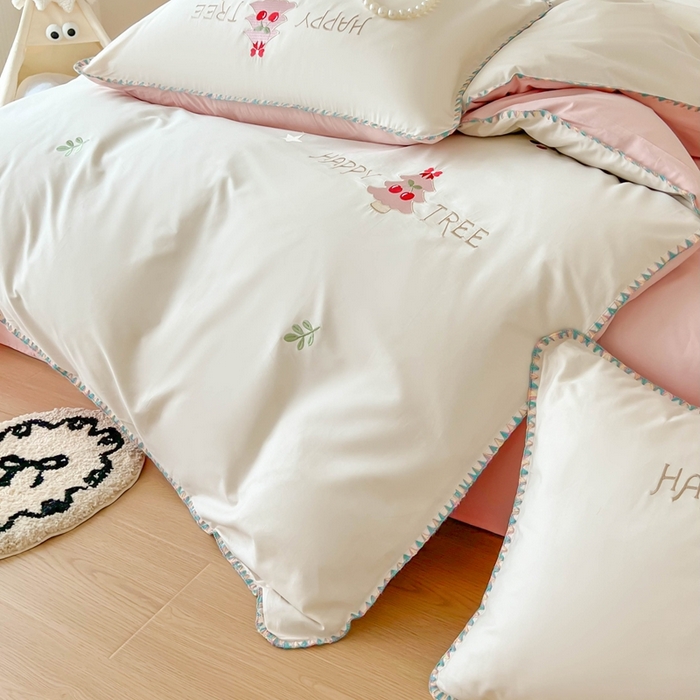 91家纺网 家纺一手货源 找家纺 蜜柚 2026新款全棉贝壳边小清新刺绣花四件套 幸福树-粉