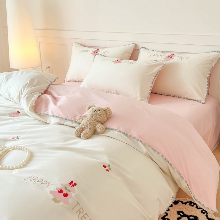 91家纺网 家纺一手货源 找家纺 蜜柚 2026新款全棉贝壳边小清新刺绣花四件套 幸福树-粉