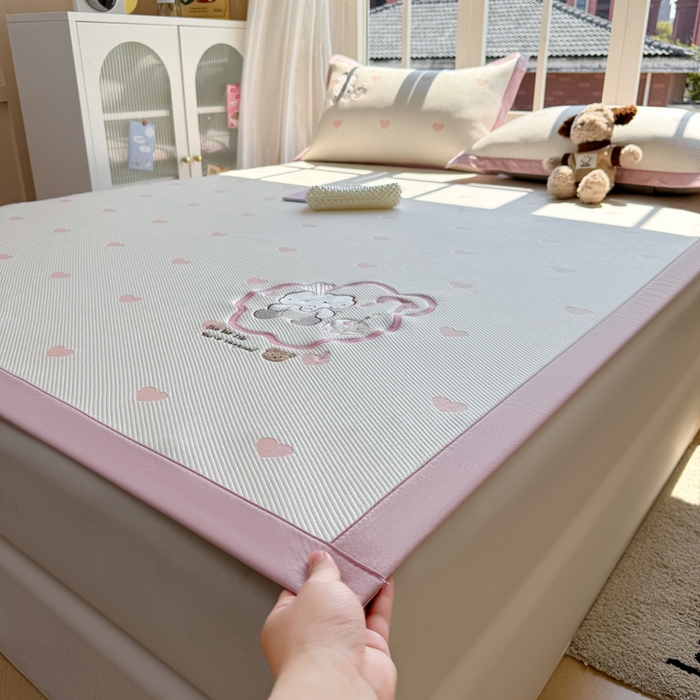 91家纺网 家纺一手货源 找家纺 凯罗 2026凯罗新款卡通印加绣花小红书爆款凉豆豆绣花床席可水洗床席款 甜甜烘焙屋