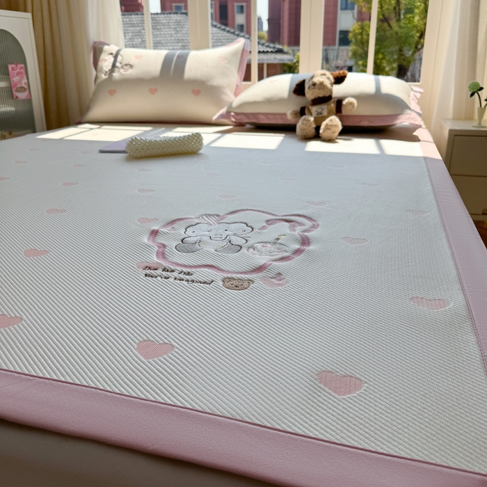 91家纺网 家纺一手货源 找家纺 凯罗 2026凯罗新款卡通印加绣花小红书爆款凉豆豆绣花床席可水洗床席款 甜甜烘焙屋