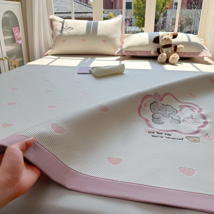 91家纺网 家纺一手货源 找家纺 凯罗 2026凯罗新款卡通印加绣花小红书爆款凉豆豆绣花床席可水洗床席款 甜甜烘焙屋