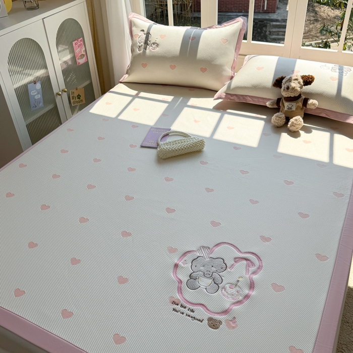 91家纺网 家纺一手货源 找家纺 凯罗 2026凯罗新款卡通印加绣花小红书爆款凉豆豆绣花床席可水洗床席款 甜甜烘焙屋