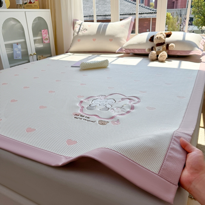 91家纺网 家纺一手货源 找家纺 凯罗 2026凯罗新款卡通印加绣花小红书爆款凉豆豆绣花床席可水洗床席款 甜甜烘焙屋