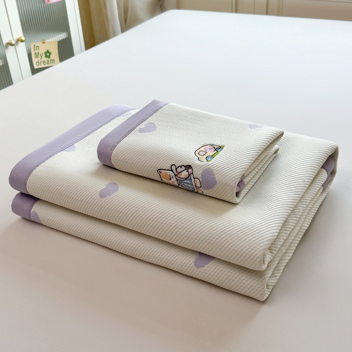 91家纺网 家纺一手货源 找家纺 凯罗 2026凯罗新款卡通印加绣花小红书爆款凉豆豆绣花床席可水洗床席款 西西去上学