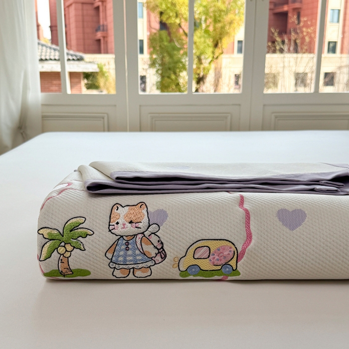 91家纺网 家纺一手货源 找家纺 凯罗 2026凯罗新款卡通印加绣花小红书爆款凉豆豆绣花床席可水洗床席款 西西去上学