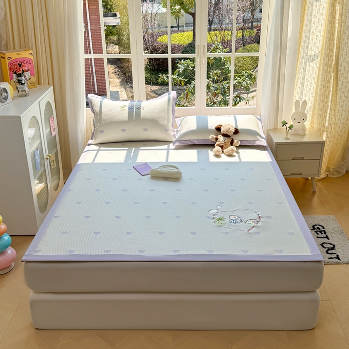 91家纺网 家纺一手货源 找家纺 凯罗 2026凯罗新款卡通印加绣花小红书爆款凉豆豆绣花床席可水洗床席款 西西去上学