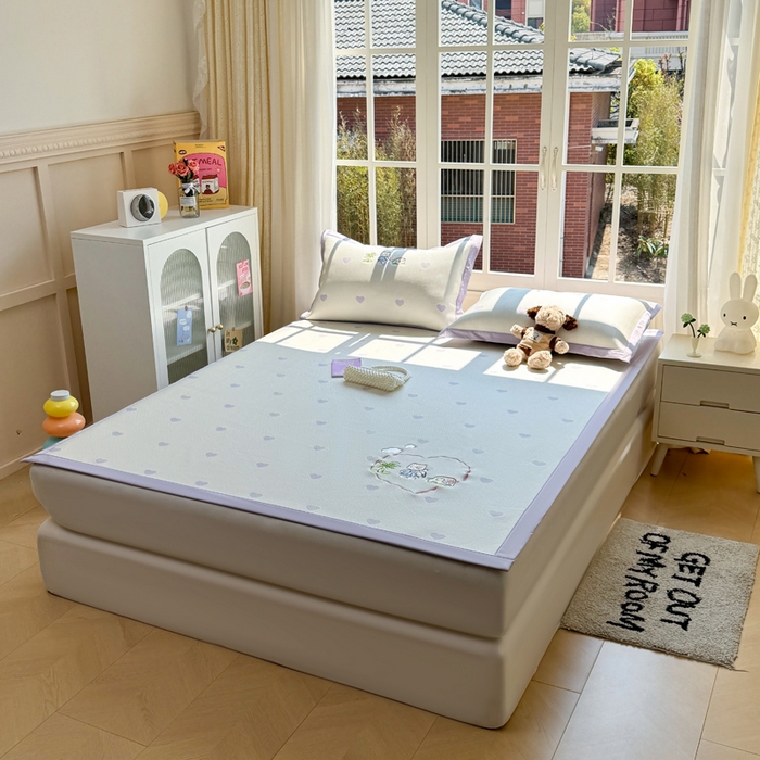 91家纺网 家纺一手货源 找家纺 凯罗 2026凯罗新款卡通印加绣花小红书爆款凉豆豆绣花床席可水洗床席款 西西去上学