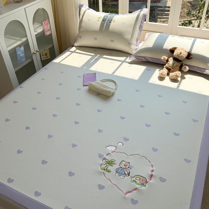 91家纺网 家纺一手货源 找家纺 凯罗 2026凯罗新款卡通印加绣花小红书爆款凉豆豆绣花床席可水洗床席款 西西去上学