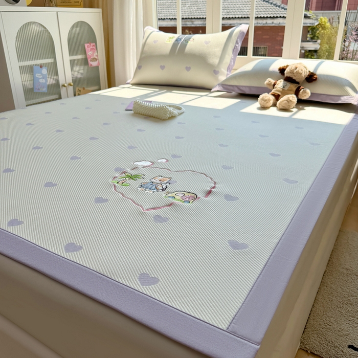 91家纺网 家纺一手货源 找家纺 凯罗 2026凯罗新款卡通印加绣花小红书爆款凉豆豆绣花床席可水洗床席款 西西去上学
