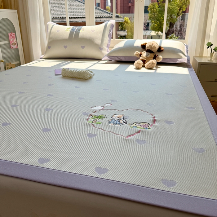 91家纺网 家纺一手货源 找家纺 凯罗 2026凯罗新款卡通印加绣花小红书爆款凉豆豆绣花床席可水洗床席款 西西去上学