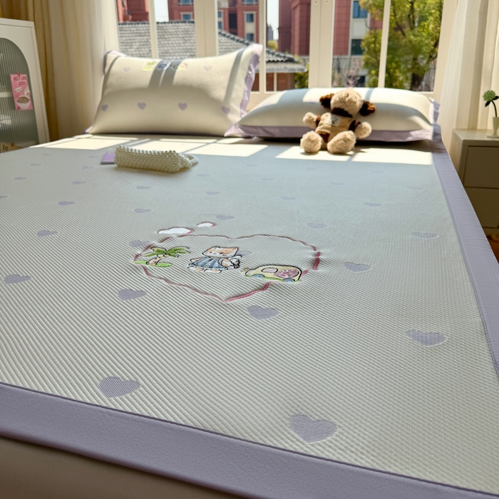 91家纺网 家纺一手货源 找家纺 凯罗 2026凯罗新款卡通印加绣花小红书爆款凉豆豆绣花床席可水洗床席款 西西去上学