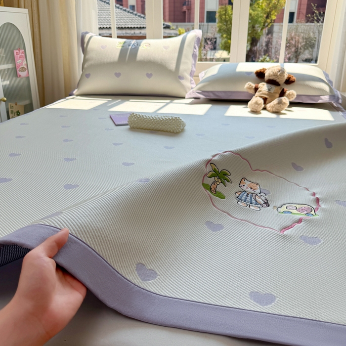 91家纺网 家纺一手货源 找家纺 凯罗 2026凯罗新款卡通印加绣花小红书爆款凉豆豆绣花床席可水洗床席款 西西去上学