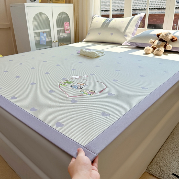 91家纺网 家纺一手货源 找家纺 凯罗 2026凯罗新款卡通印加绣花小红书爆款凉豆豆绣花床席可水洗床席款 西西去上学