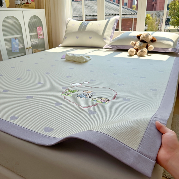 91家纺网 家纺一手货源 找家纺 凯罗 2026凯罗新款卡通印加绣花小红书爆款凉豆豆绣花床席可水洗床席款 西西去上学