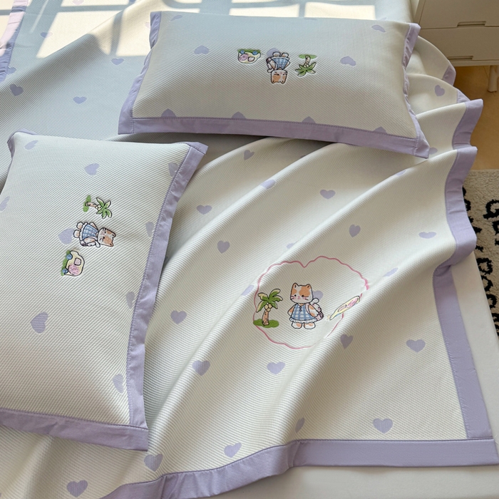 91家纺网 家纺一手货源 找家纺 凯罗 2026凯罗新款卡通印加绣花小红书爆款凉豆豆绣花床席可水洗床席款 西西去上学