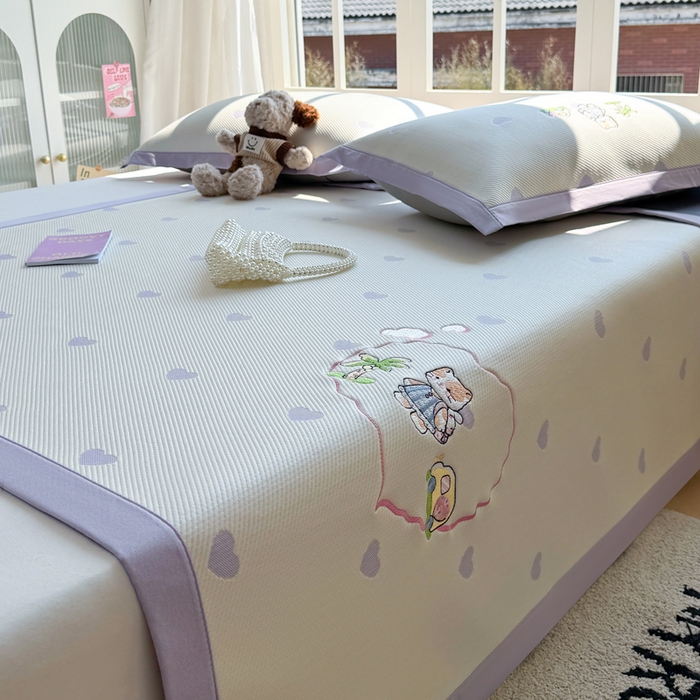 91家纺网 家纺一手货源 找家纺 凯罗 2026凯罗新款卡通印加绣花小红书爆款凉豆豆绣花床席可水洗床席款 西西去上学