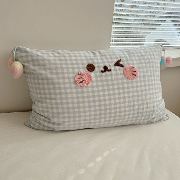 91家纺网 家纺一手货源 找家纺 丽涵家纺 2026新款全棉纯棉色织水洗棉单品枕套--爱心兔毛球 笑脸猫咪-蓝格