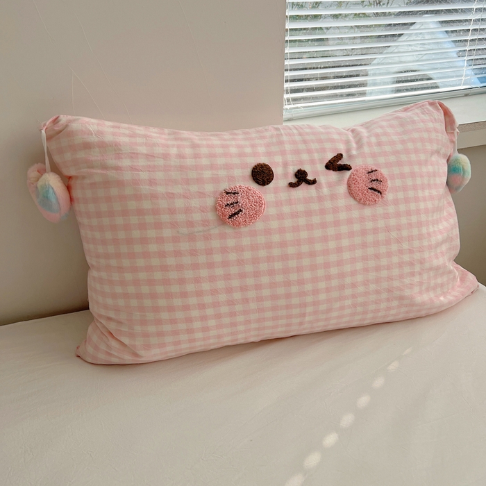 91家纺网 家纺一手货源 找家纺 丽涵家纺 2026新款全棉纯棉色织水洗棉单品枕套--爱心兔毛球 笑脸猫咪-粉格