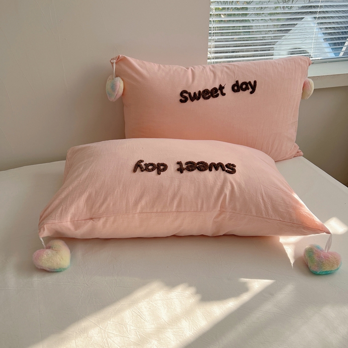 91家纺网 家纺一手货源 找家纺 丽涵家纺 2026新款全棉纯棉色织水洗棉单品枕套--爱心兔毛球 甜蜜一天-粉