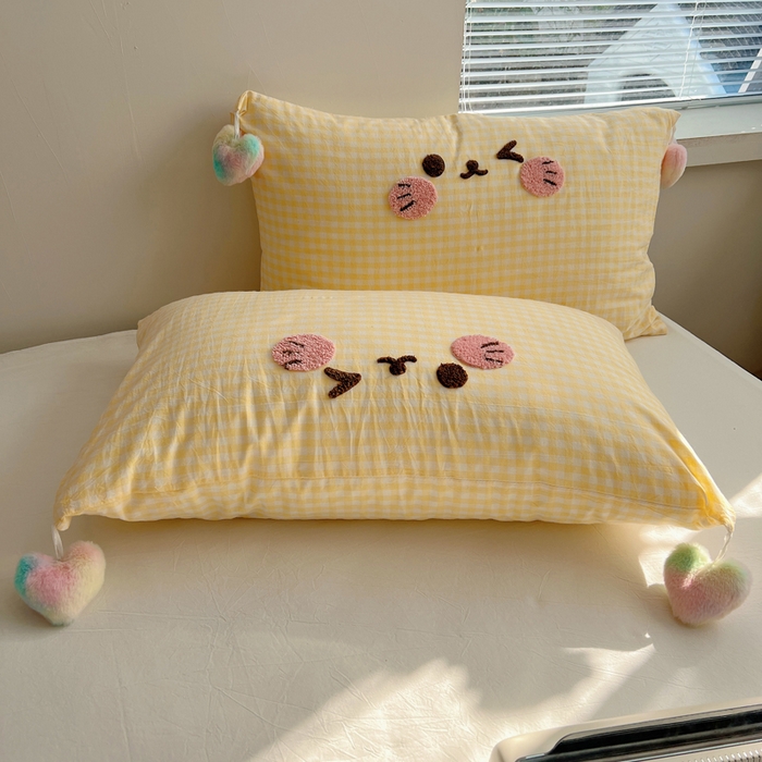 91家纺网 家纺一手货源 找家纺 丽涵家纺 2026新款全棉纯棉色织水洗棉单品枕套--爱心兔毛球 笑脸猫咪-黄格