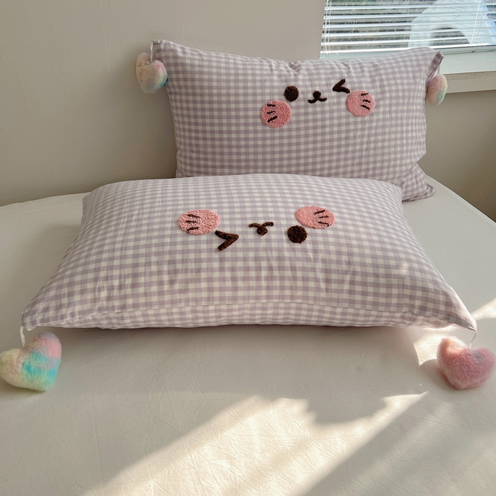 91家纺网 家纺一手货源 找家纺 丽涵家纺 2026新款全棉纯棉色织水洗棉单品枕套--爱心兔毛球 笑脸猫咪-紫格