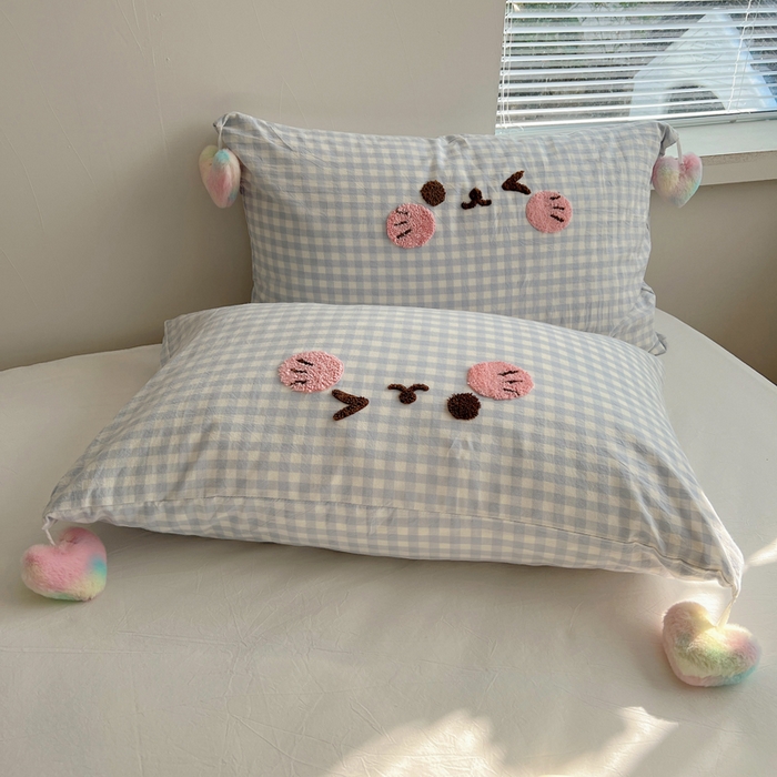 91家纺网 家纺一手货源 找家纺 丽涵家纺 2026新款全棉纯棉色织水洗棉单品枕套--爱心兔毛球 笑脸猫咪-蓝格