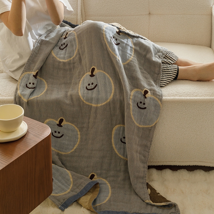 91家纺网 家纺一手货源 找家纺 沐珩家纺 2026新款全棉纯棉四层纱布浴巾沙发巾加大尺寸多功能毛巾毯 笑脸苹果