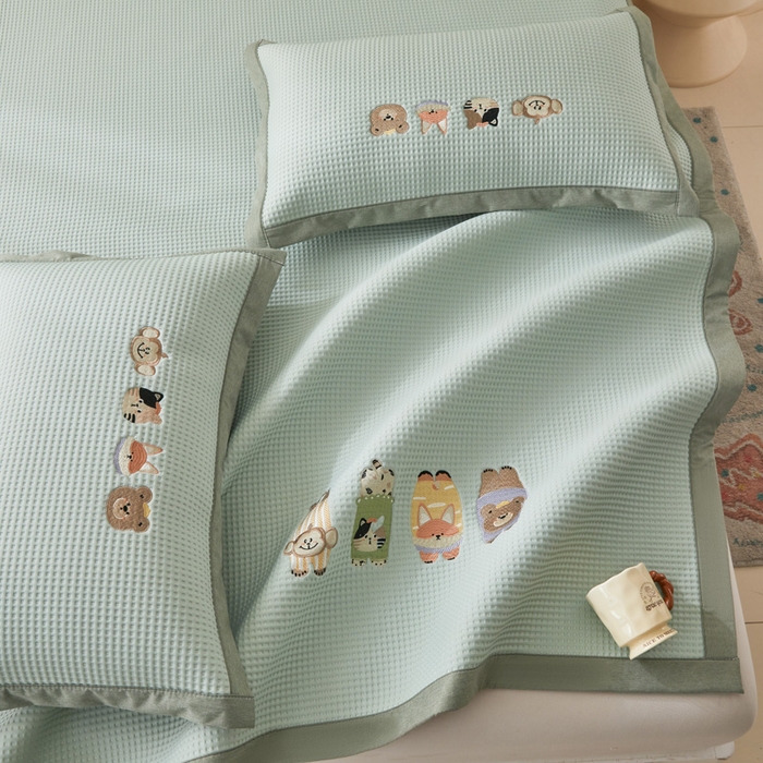 91家纺网 家纺一手货源 找家纺 凯罗 2026新款卡通绣花小红书爆款凉豆豆绣花床席可水洗床席凉席席子 萌宠总动员 床席款