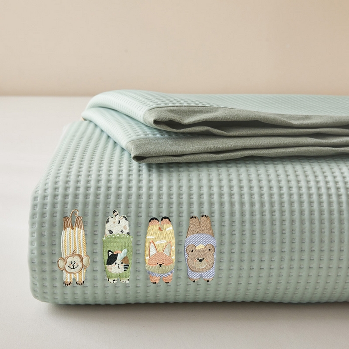 91家纺网 家纺一手货源 找家纺 凯罗 2026新款卡通绣花小红书爆款凉豆豆绣花床席可水洗床席凉席席子 萌宠总动员 床席款