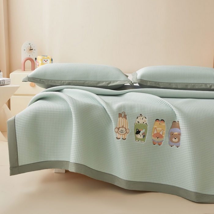 91家纺网 家纺一手货源 找家纺 凯罗 2026新款卡通绣花小红书爆款凉豆豆绣花床席可水洗床席凉席席子 萌宠总动员 床席款