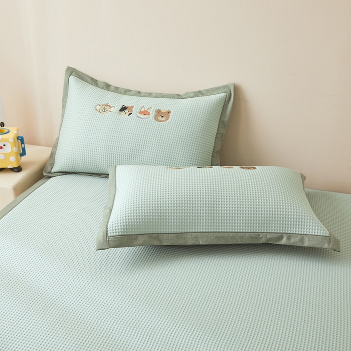 91家纺网 家纺一手货源 找家纺 凯罗 2026新款卡通绣花小红书爆款凉豆豆绣花床席可水洗床席凉席席子 萌宠总动员 床席款