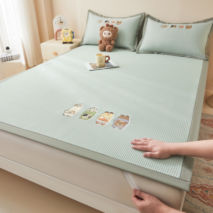 91家纺网 家纺一手货源 找家纺 凯罗 2026新款卡通绣花小红书爆款凉豆豆绣花床席可水洗床席凉席席子 萌宠总动员 床席款