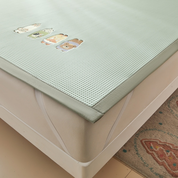 91家纺网 家纺一手货源 找家纺 凯罗 2026新款卡通绣花小红书爆款凉豆豆绣花床席可水洗床席凉席席子 萌宠总动员 床席款