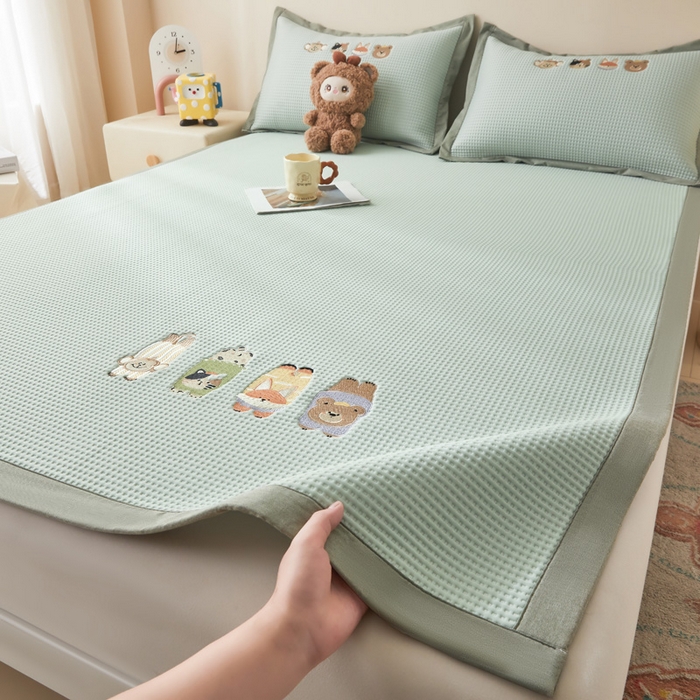 91家纺网 家纺一手货源 找家纺 凯罗 2026新款卡通绣花小红书爆款凉豆豆绣花床席可水洗床席凉席席子 萌宠总动员 床席款