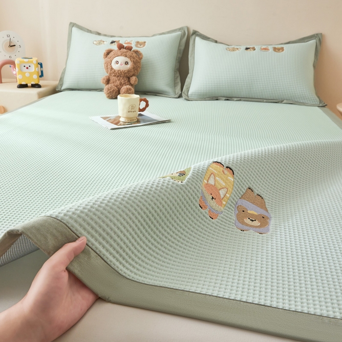 91家纺网 家纺一手货源 找家纺 凯罗 2026新款卡通绣花小红书爆款凉豆豆绣花床席可水洗床席凉席席子 萌宠总动员 床席款