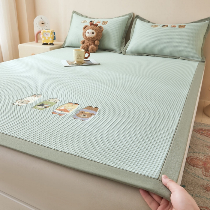 91家纺网 家纺一手货源 找家纺 凯罗 2026新款卡通绣花小红书爆款凉豆豆绣花床席可水洗床席凉席席子 萌宠总动员 床席款