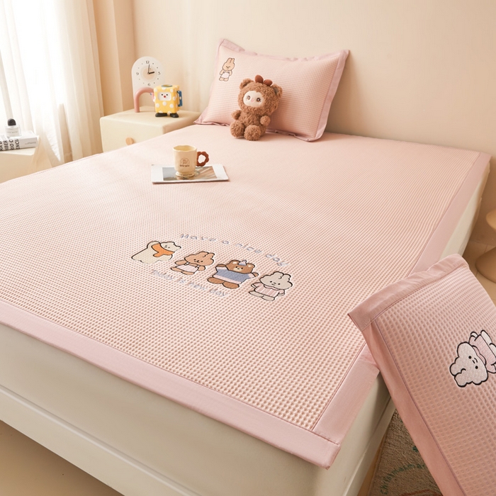 91家纺网 家纺一手货源 找家纺 凯罗 2026新款卡通绣花小红书爆款凉豆豆绣花床席可水洗床席凉席席子 米兜米兜-粉 床席款