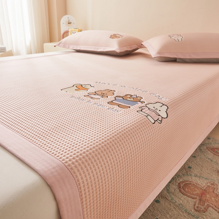 91家纺网 家纺一手货源 找家纺 凯罗 2026新款卡通绣花小红书爆款凉豆豆绣花床席可水洗床席凉席席子 米兜米兜-粉 床席款